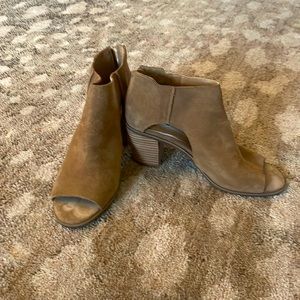 LUCKY 7 1/2 peep toe bootie, tan suede, 3 “ heel